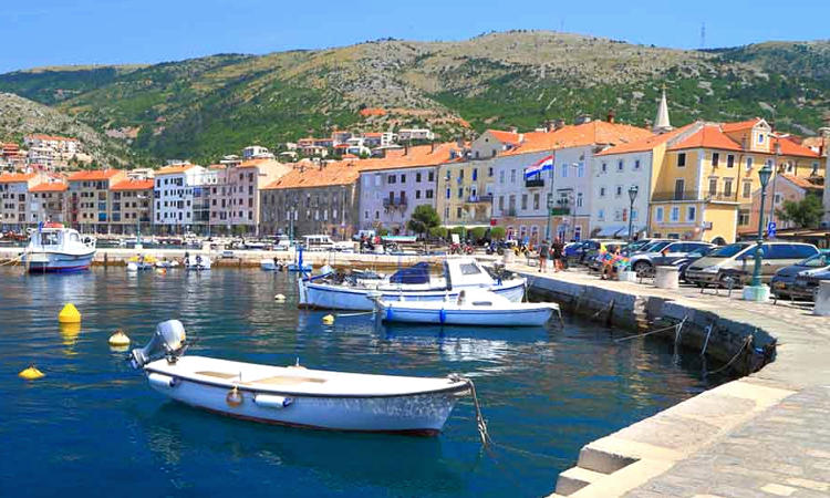 villaggio sulla costa della croazia.