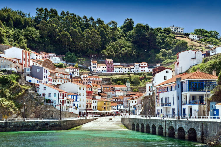 Il colorato villaggio spagnolo di Cudillero, nelle Asturie.