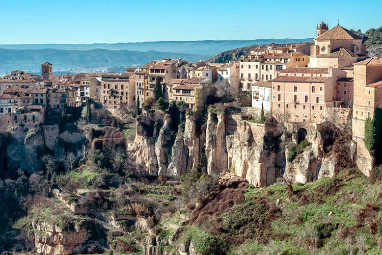 Cuenca con le sue case sospese sulla gravina, un luogo da visitare.