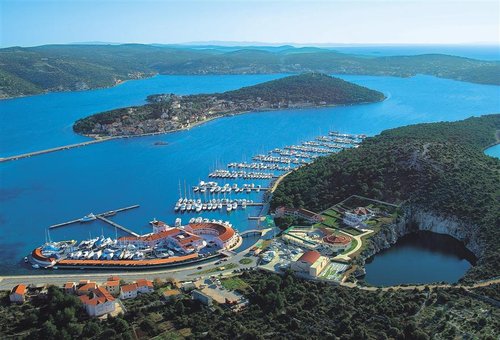 Un magnifico porto sulla costa della Dalmazia.