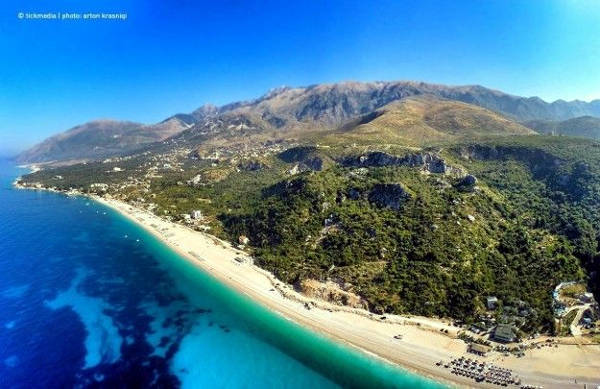 La bellissima spiaggia e il mare di Dhermi in Albania.