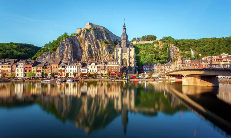 La piccola ma pittoresca città di Dinant, tra i luoghi più belli da visitare in Belgio.