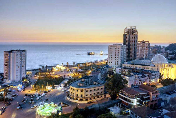 La città albanese di Durazzo di sera.