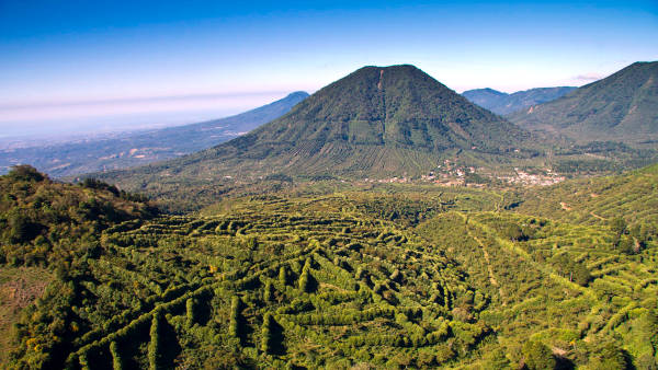 Montagne ricoperte di foreste nel paese centroamericano El Salvador.