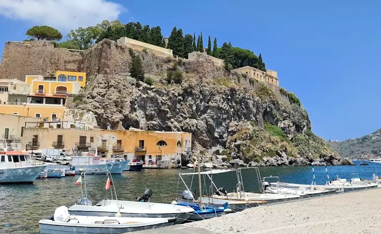 Escursioni in barca alle isole Eolie.