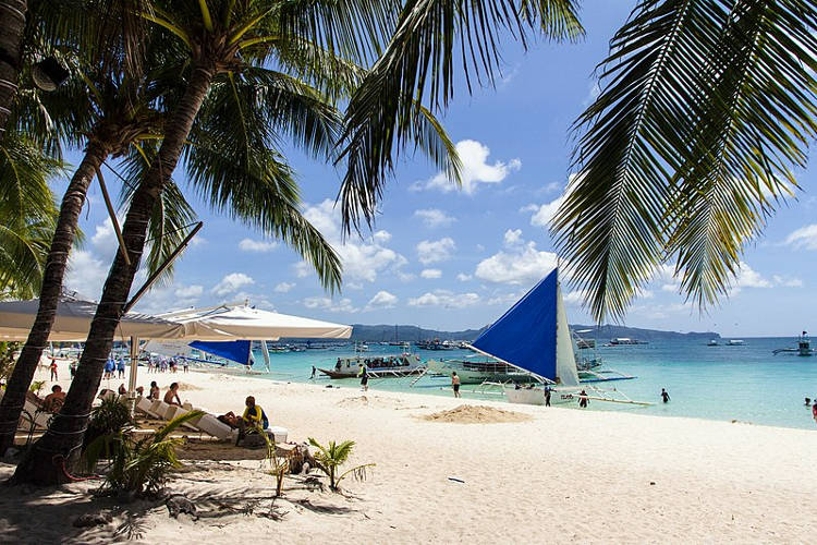 Spiaggia di sabbia bianca a Boracay, nelle Filippine.