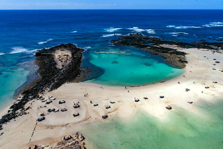 Una spiaggia di Fuerteventura per passale vacanze alle Canarie.