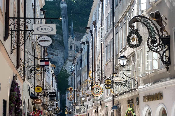 Getreidegasse, la via dello shopping di Salisburgo.