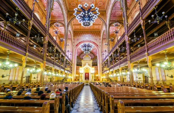 L'interno della Grande Sinagoga di Budapest.