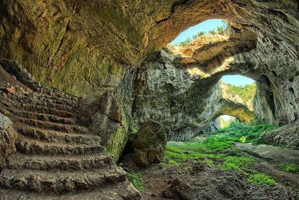 La spettacolare grotta naturale Devetashka in Bulgaria.