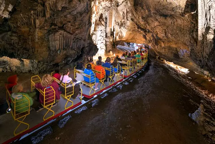 In trenino elettrico per esplorare il parco delle grotte di Postumia.