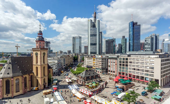 Hauptwache, con l'antico edificio che dà il nome alla piazza e la Chiesa di Santa Caterina.