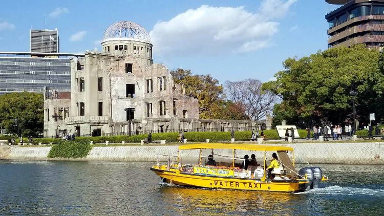 Ammirare gli edifici sopravvissuti a Hiroshima in barca.