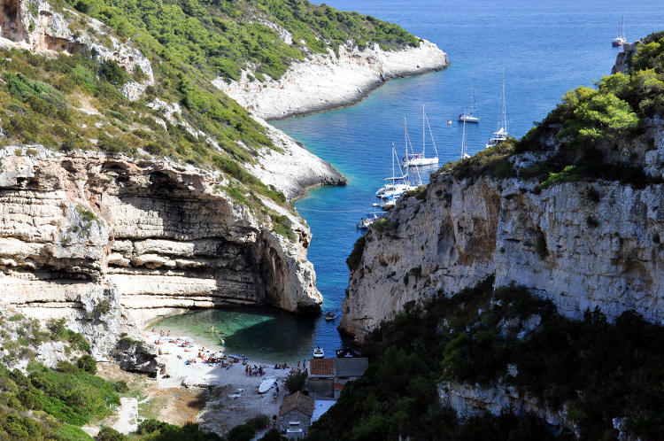 Spiaggia a Vis in Croazia.