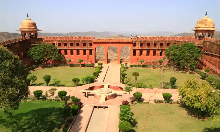 Il Jaigarh Fort su una delle alture che circondano Jaipur.