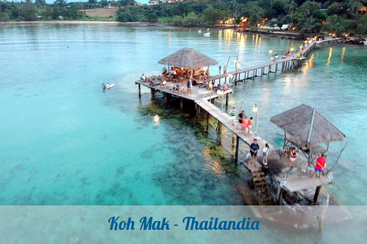 Mare meraviglioso su un'isola tranquilla per un viaggio rilassante in Thailandia.