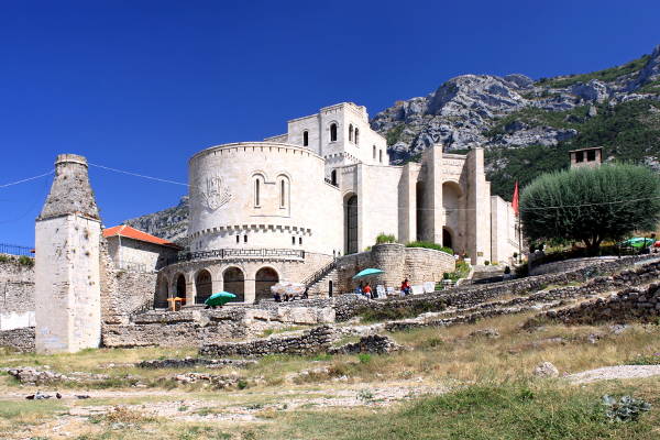 Il castello medievale di Kurja con il Museo Nazionale Skanderbeg.