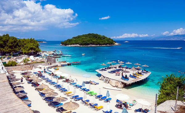 Ksamil sulla costa albanese, con spiagge da sogno e isolette bellissime.