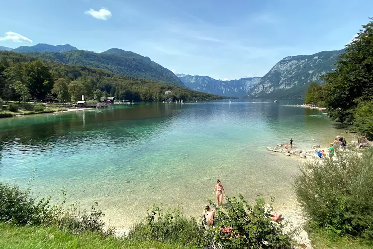 Il lago di Bohinj con il suo magnifico ambiente naturale del Parco Nazionale del Triglav.