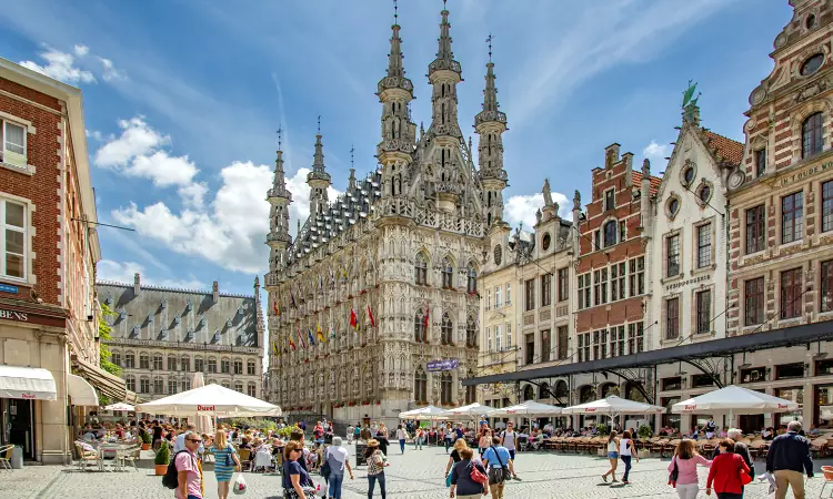 La Grote Markt di Leuven in Belgio con il meraviglioso palazzo gotico del municipio.