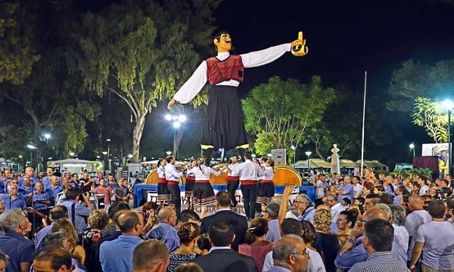 Una festa del vino a Cipro, con canti, balli e delizioso cibo cipriota.