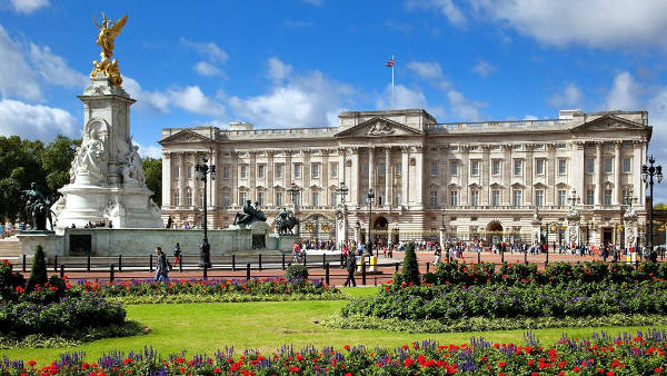 Buckingham Palace è la residenza ufficiale della regina.