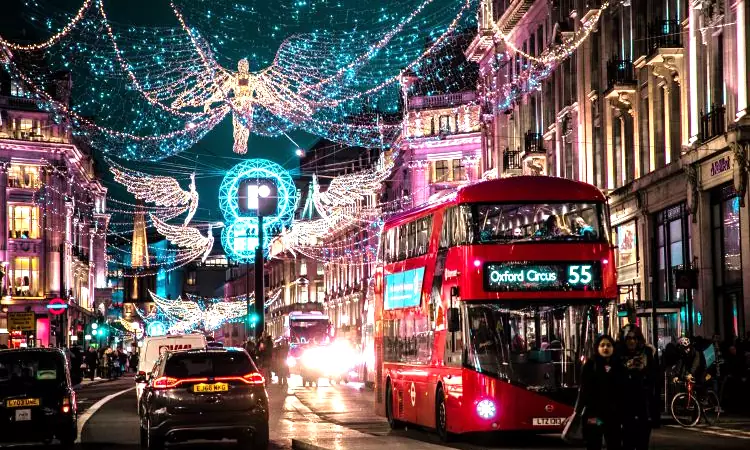 Le strade centrali di Londra con gli addobbi natalizi.