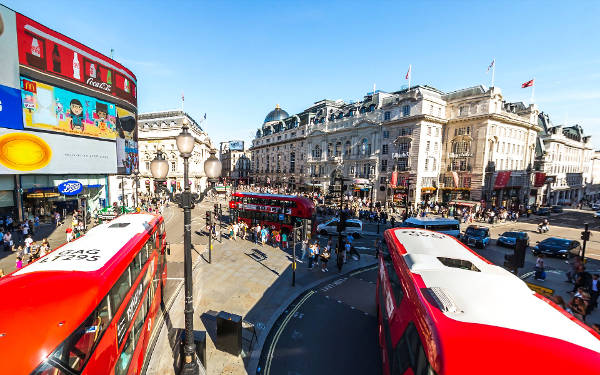 Il trafficato incrocio di Piccadilly Circus, uno dei luoghi più vivaci da vedere a Londra.