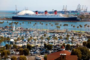 La Queen Mary nel porto di Long Beach.