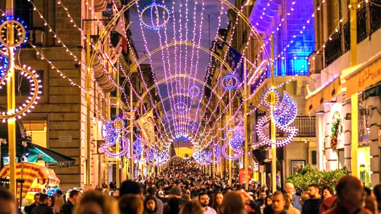 Le luci di Natale nelle affollate strade di Malta.