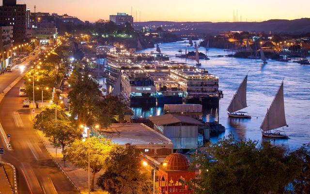L'odierna Luxor in Egitto con il porto per una crociera romantica.