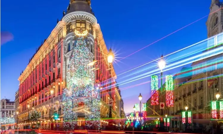 Addobbi natalizi nelle strade di Madrid, la capitale spagnola.