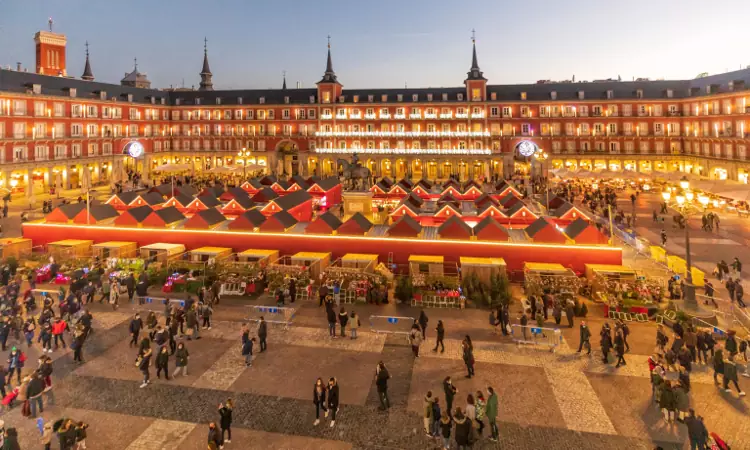 La meraviglia del Natale in Plaza Mayor a Madrid.