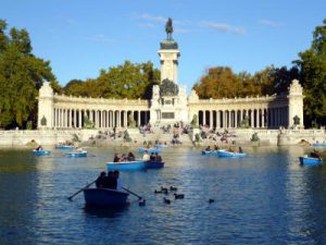 Divertimento in barca al Parco del Retiro di Madrid.