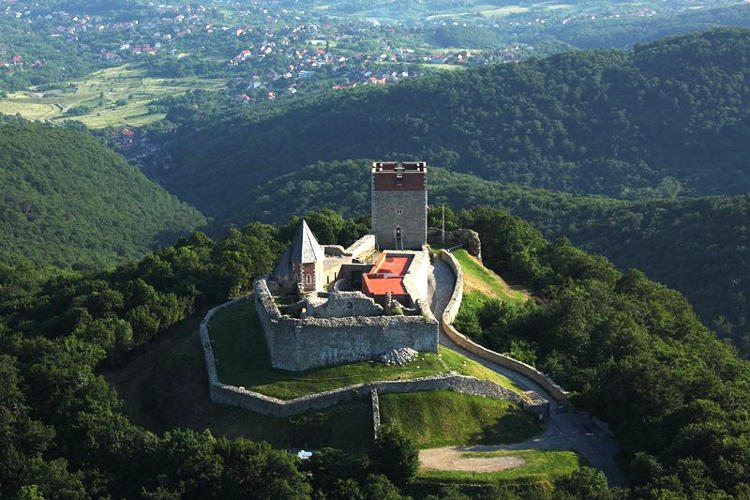 La fortezza di Medvegrad che domina il Parco Naturale Medvenica, vicino Zagabria.