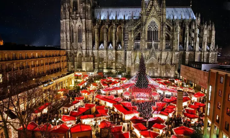 Un mercatino di Natale a Colonia, in Germania.