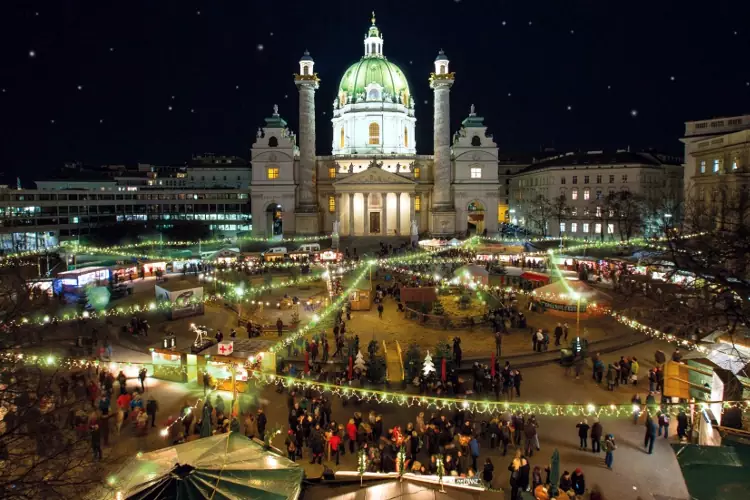 Il bellissimo e suggestivo mercatino di Natale in Karlsplatz a Vienna.