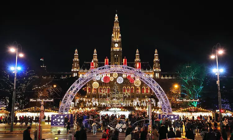 Il mercatino natalizio di Rathausplatz a Vienna.