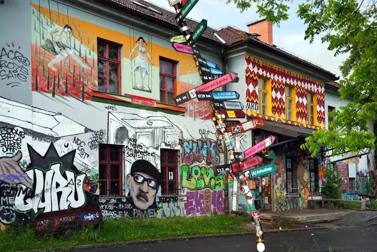 Una strada della zona artistica di Metelkova.