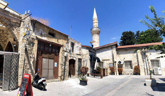 Il minareto della Gran Moschea di Limassol che svetta tra le stradine del centro storico.