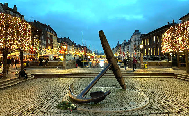 La grande ancora commemorativa Mindeankeret nella zona di Nyhavn a Copenhagen.