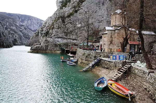 Il monastero di Sant'Andrea nel Canyon Matka, sul fiume Treska nei dintorni di Skopje.