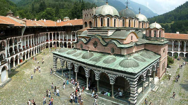 Il monastero di Rila è uno dei monumenti più importanti da vedere in Bulgaria.