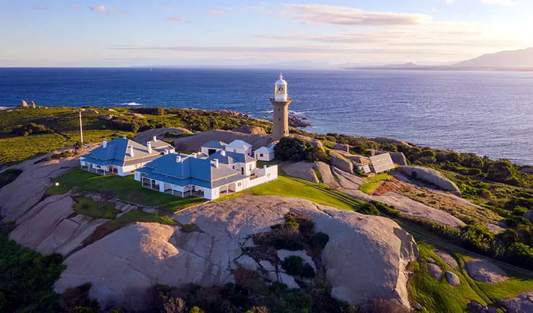 La riserva naturale di Montague Island con il suo faro.