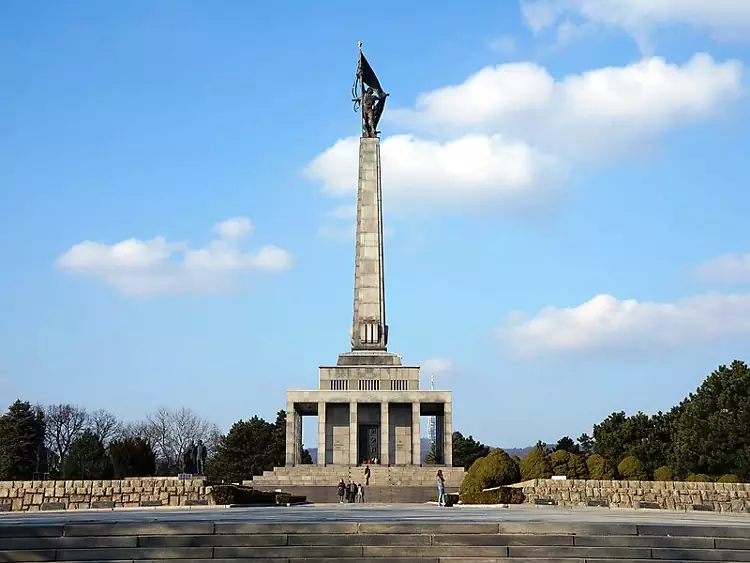 Il monumento memoriale Slavin dedicato ai soldati sovietici che hanno liberato Bratislava dai nazisti.