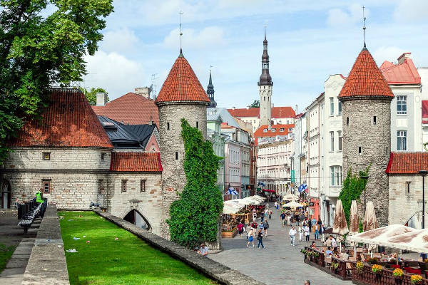 Una parte delle mura difensive e delle torri che circondano il centro storico di Tallinn.