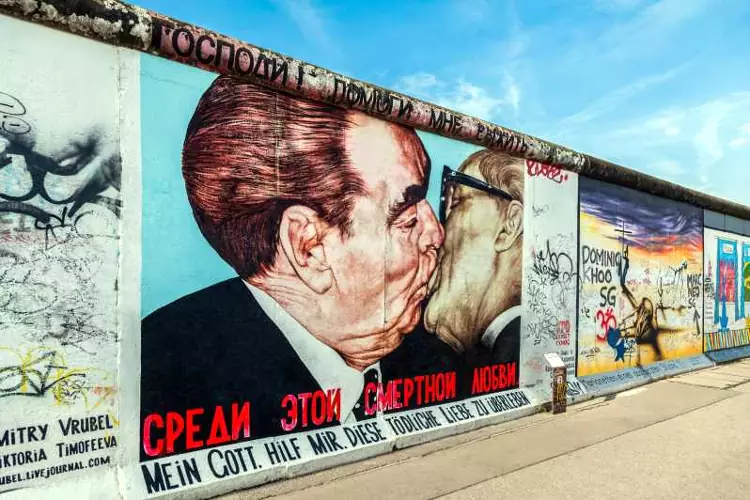 Celebri graffiti sul muro di Berlino, a East Side Gallery.