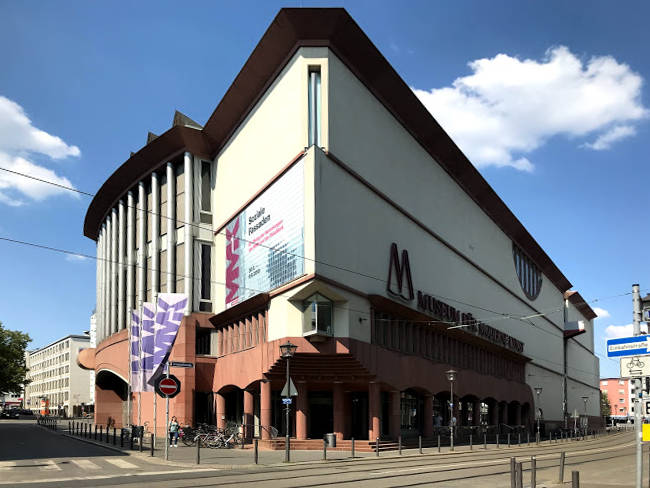 La particolare architettura triangola del Museo di Arte Moderna di Francoforte sul Meno.