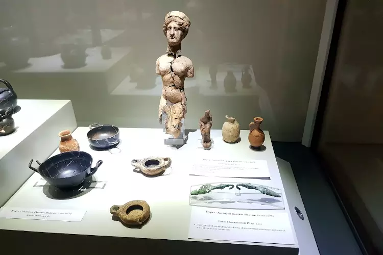 Alcuni reperti nel Museo Diocesano di Tropea.