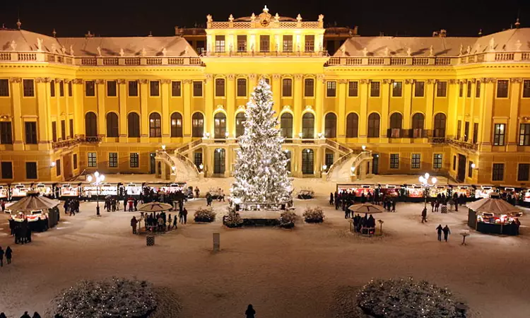 Il mercatino di Schönbrunn davanti al Palazzo Imperiale di Vienna.